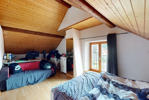 chambre avec plafond de bois, plafond voûté, lumière naturelle, et poutres apparentes