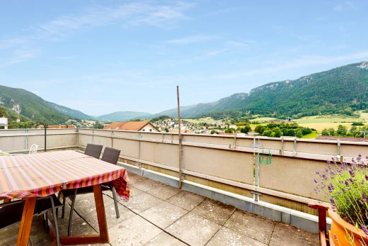 terrasse avec vue sur la montagne