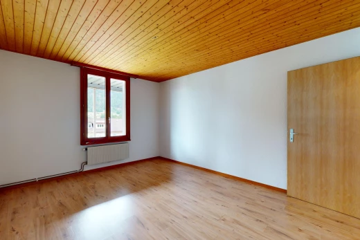 pièce vide avec plafond de bois, plancher de bois, radiateur, et lumière naturelle