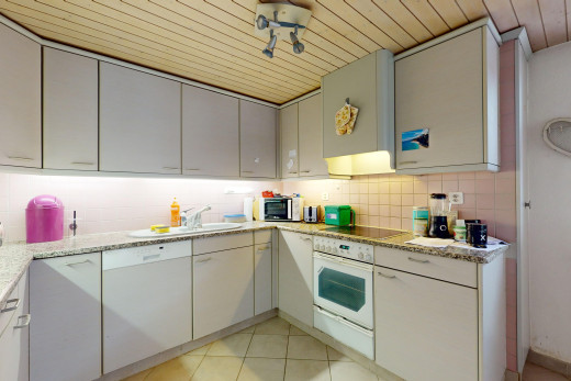 küche mit ofen, holzdecke, stein arbeitsplatten, und fliesenboden