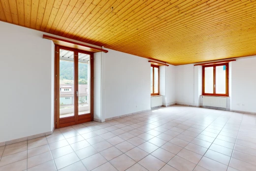 pièce vide avec plafond de bois, lumière naturelle, radiateur, et carrelage