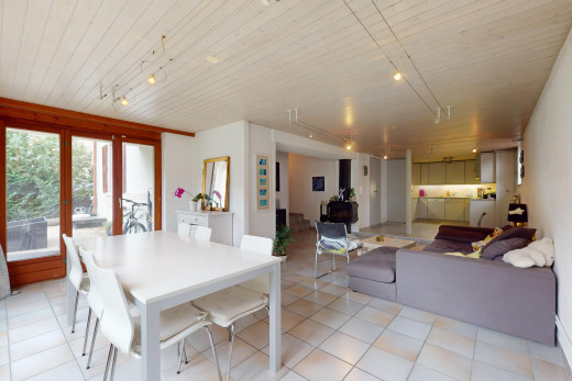 wohn- / esszimmer mit holzdecke, fliesenboden, und natürliches licht