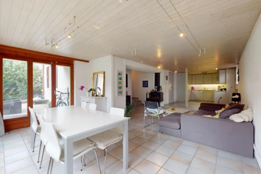 salon / salle à manger avec plafond de bois, carrelage, et lumière naturelle