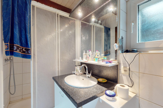 bad mit waschbecken, spiegel, waschbeckenunterschrank, und natürliches licht