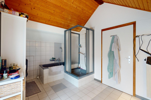 innenraum mit fliesenboden, dusche, fliesenwand, und holzdecke