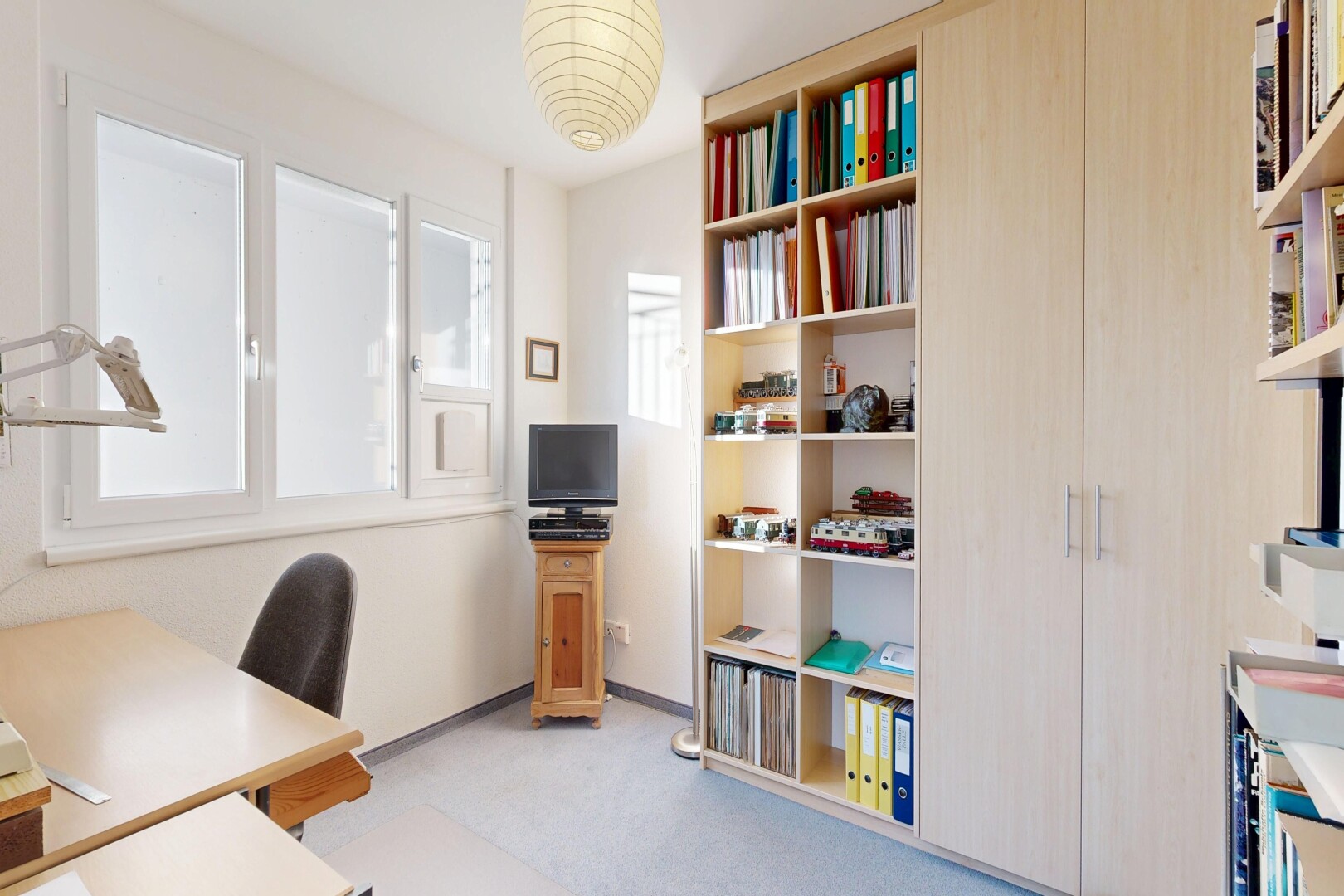bureau avec light floor, espace bureau, carpet, moquette, et télévision