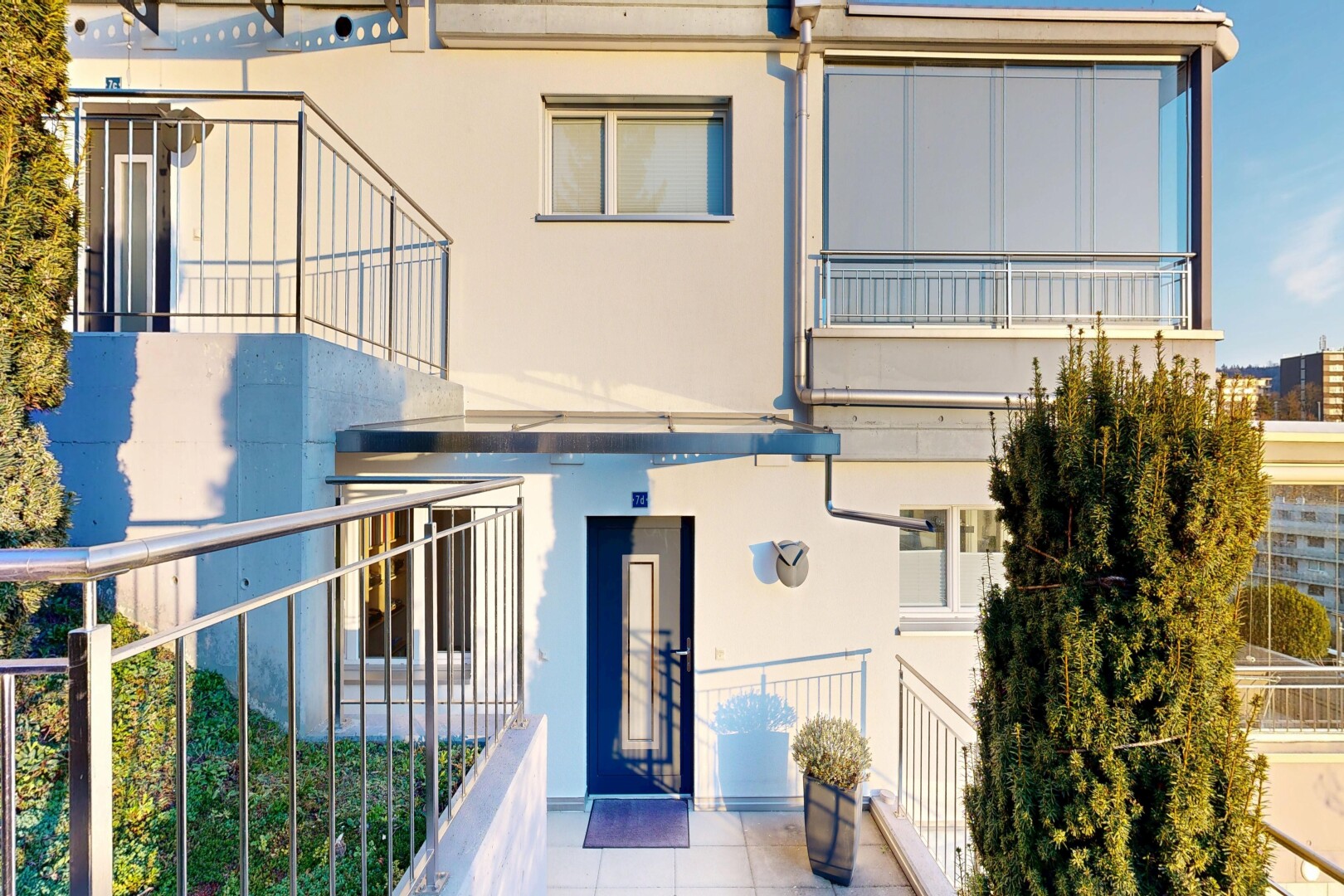 façade avec balcon, property visible, bardage en stuc, et day time
