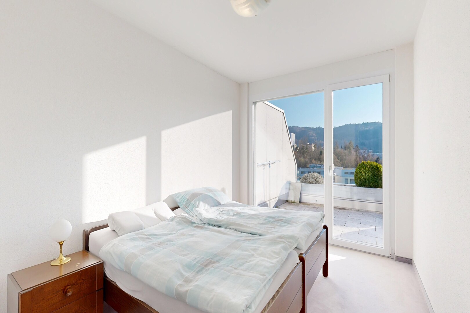chambre avec inside property, accès à l'extérieur, lumière naturelle, natural light, et day time