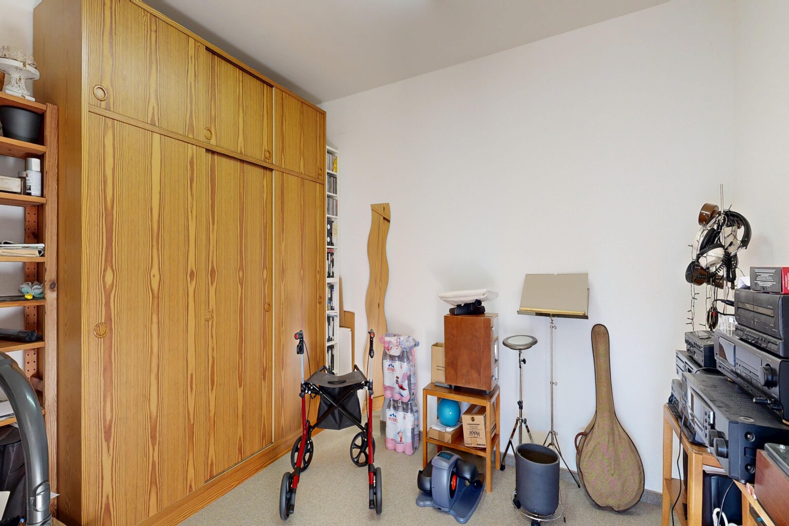 chambre avec inside property, drywall, cloison sèche, carpet, et moquette