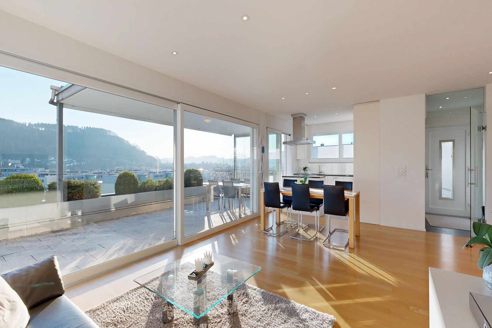 salon / salle à manger avec wood finish floor, sol en finition bois, natural light, lumière naturelle, et vue sur la montagne