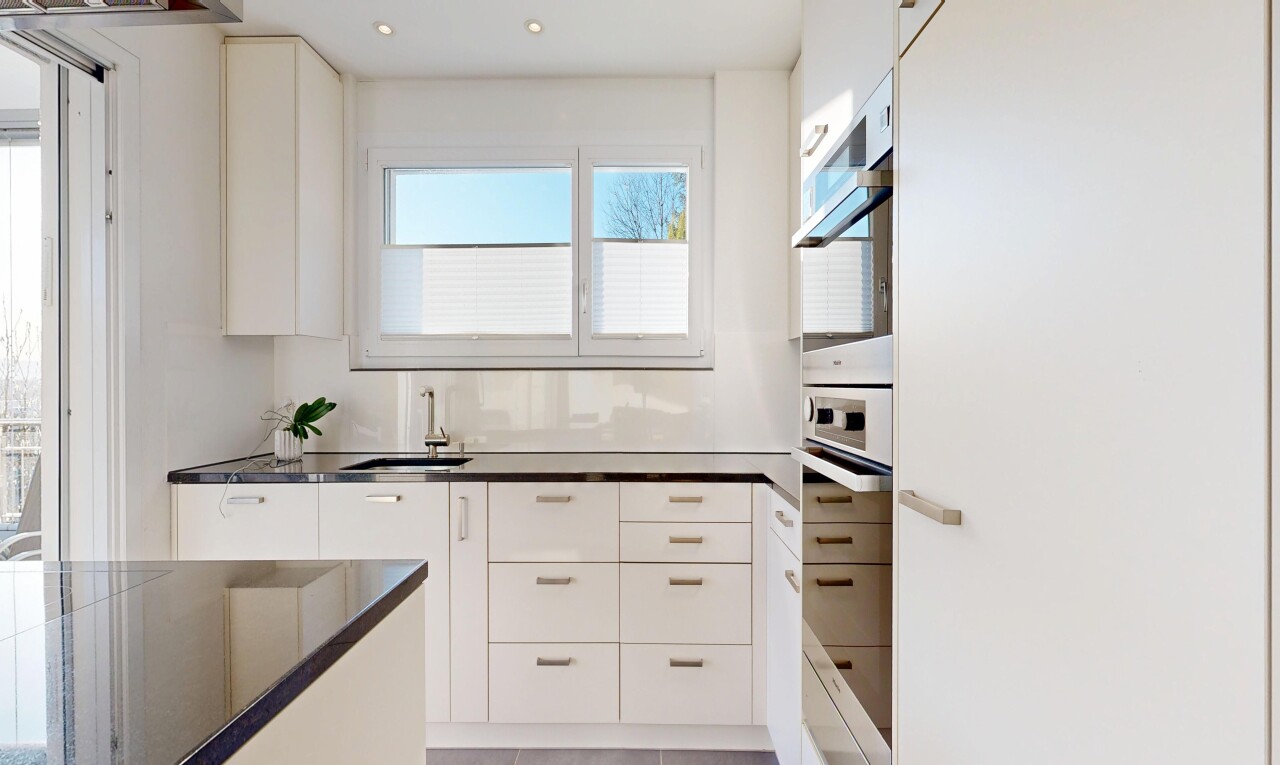 cuisine avec armoires blanches, white cabinets, natural light, lumière naturelle, et drywall