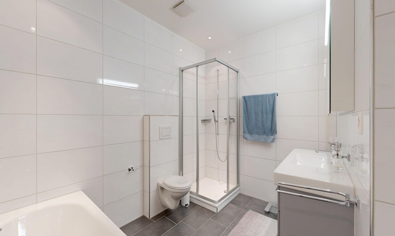 salle de bains avec salle de bain complète, mur en carrelage, tile wall, douche, et lavabo (ou coiffeuse selon le contexte)