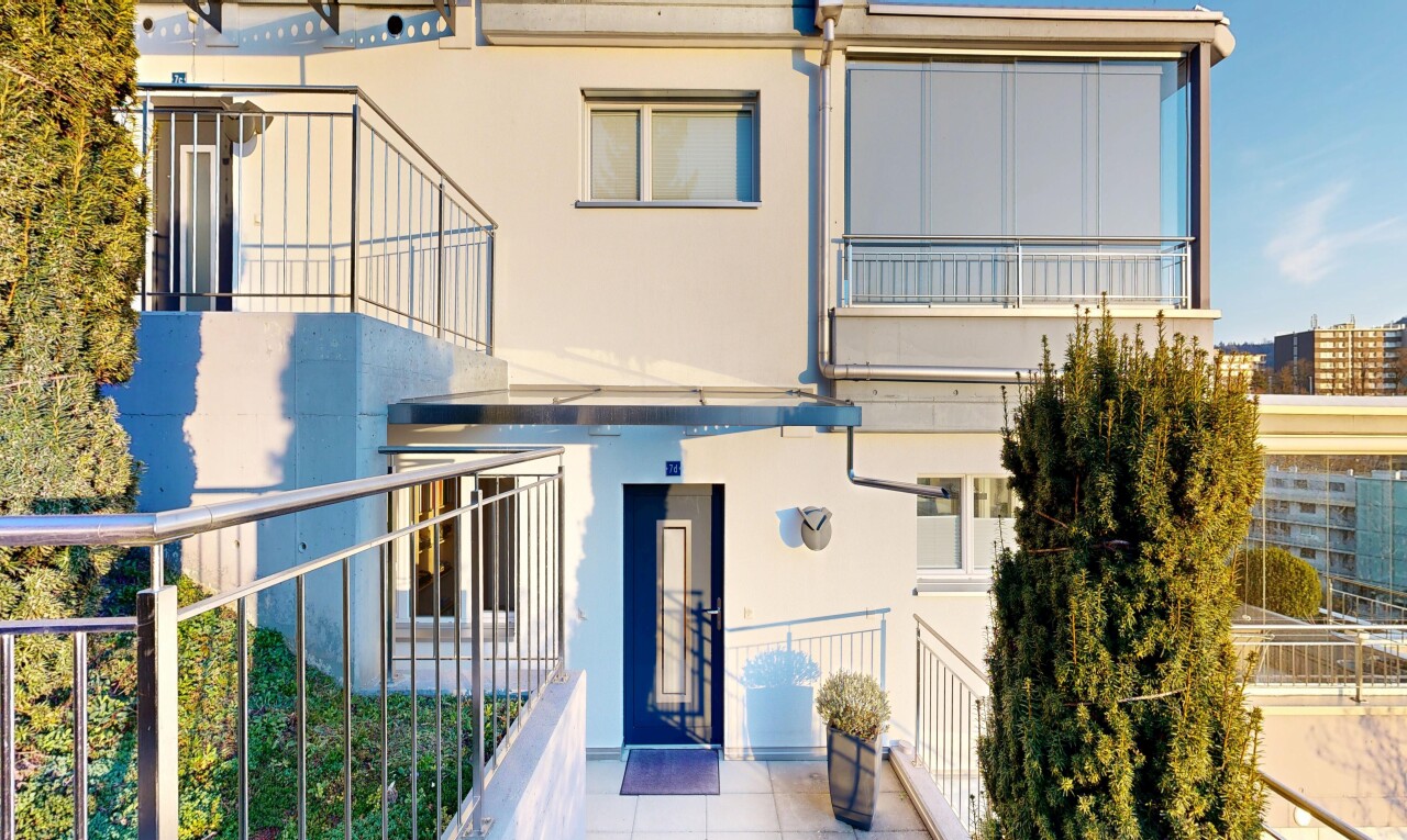 façade avec balcon, property visible, bardage en stuc, et day time