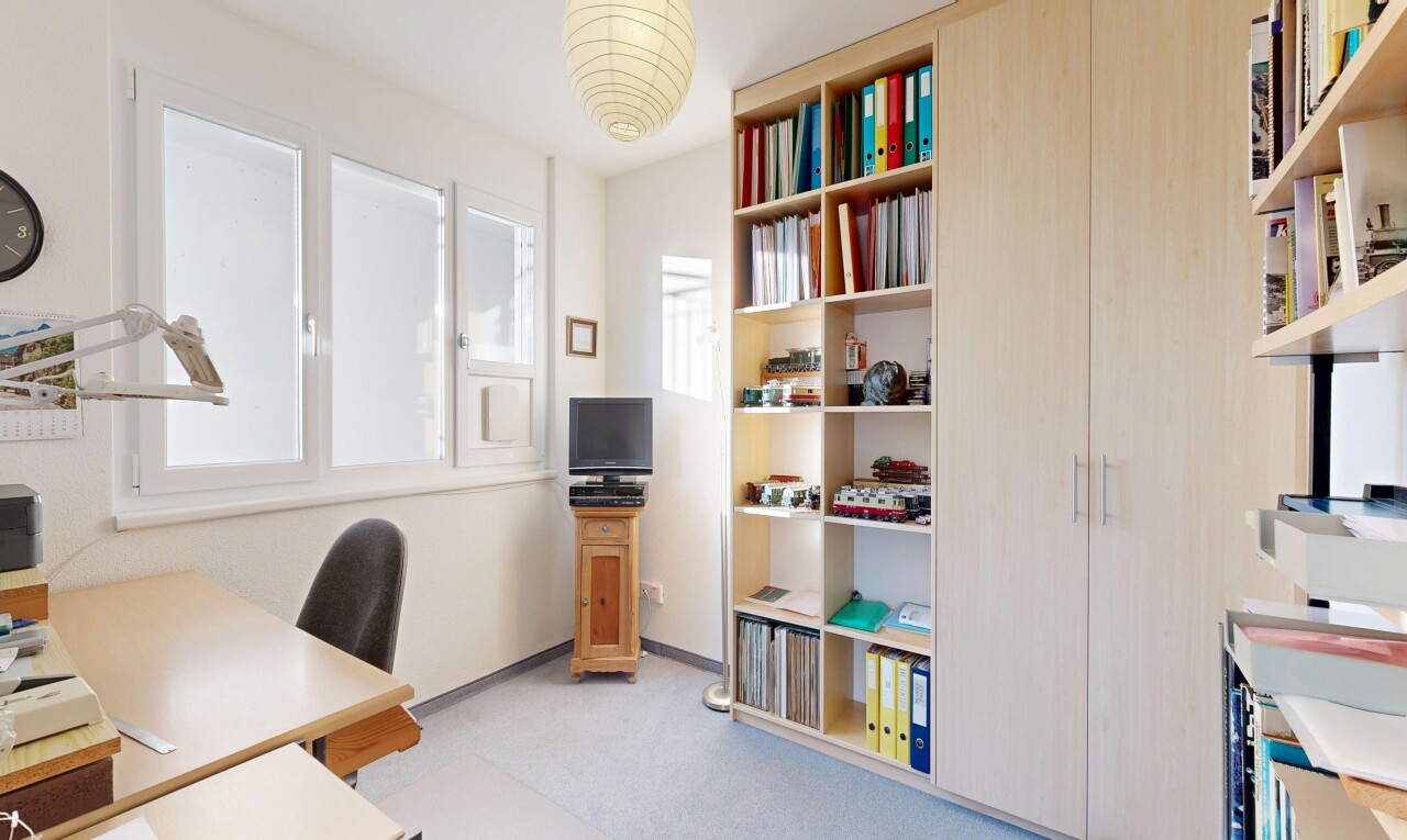 bureau avec light floor, espace bureau, carpet, moquette, et télévision