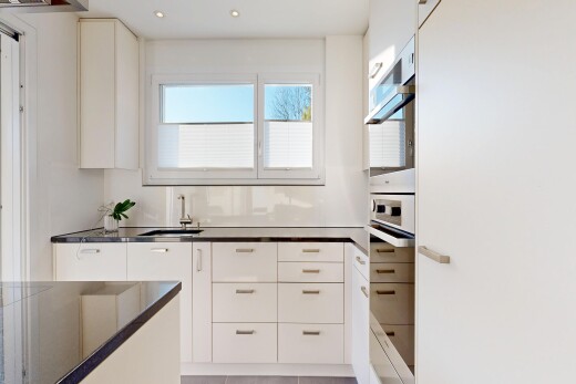 cuisine avec armoires blanches, white cabinets, natural light, lumière naturelle, et drywall