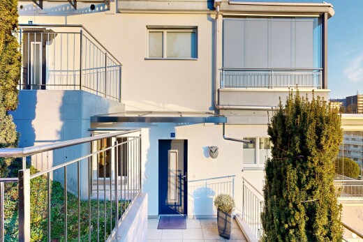 façade avec balcon, property visible, bardage en stuc, et day time