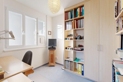 bureau avec light floor, espace bureau, carpet, moquette, et télévision