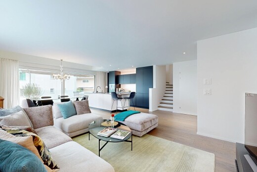 wohnzimmer mit wood finish floor, holzfußboden, drywall, gipskartonwand, und bemerkenswerter kronleuchter