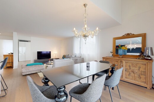 wohn- / esszimmer mit holzfußboden, wood finish floor, inside property, bemerkenswerter kronleuchter, und fernseher