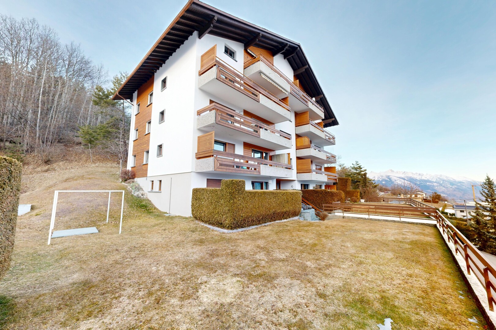 extérieur du bâtiment avec day time, vue sur le complexe d'appartements, et apartment complex view