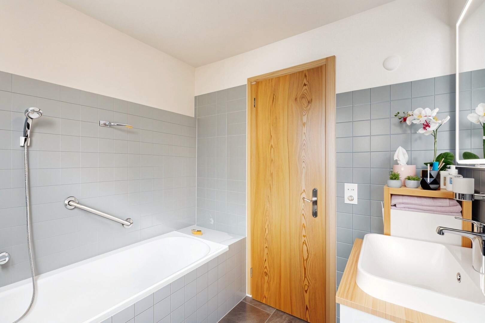 salle de bains avec bain, évier, lavabo (ou coiffeuse selon le contexte), mur en carrelage, et tile wall