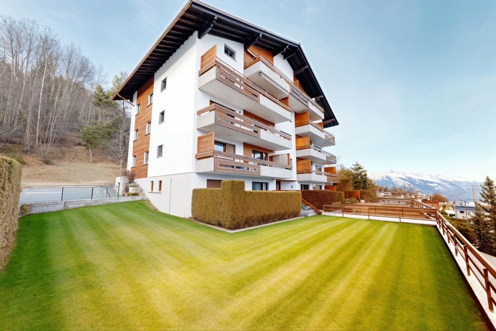 extérieur du bâtiment avec day time, vue sur le complexe d'appartements, et apartment complex view