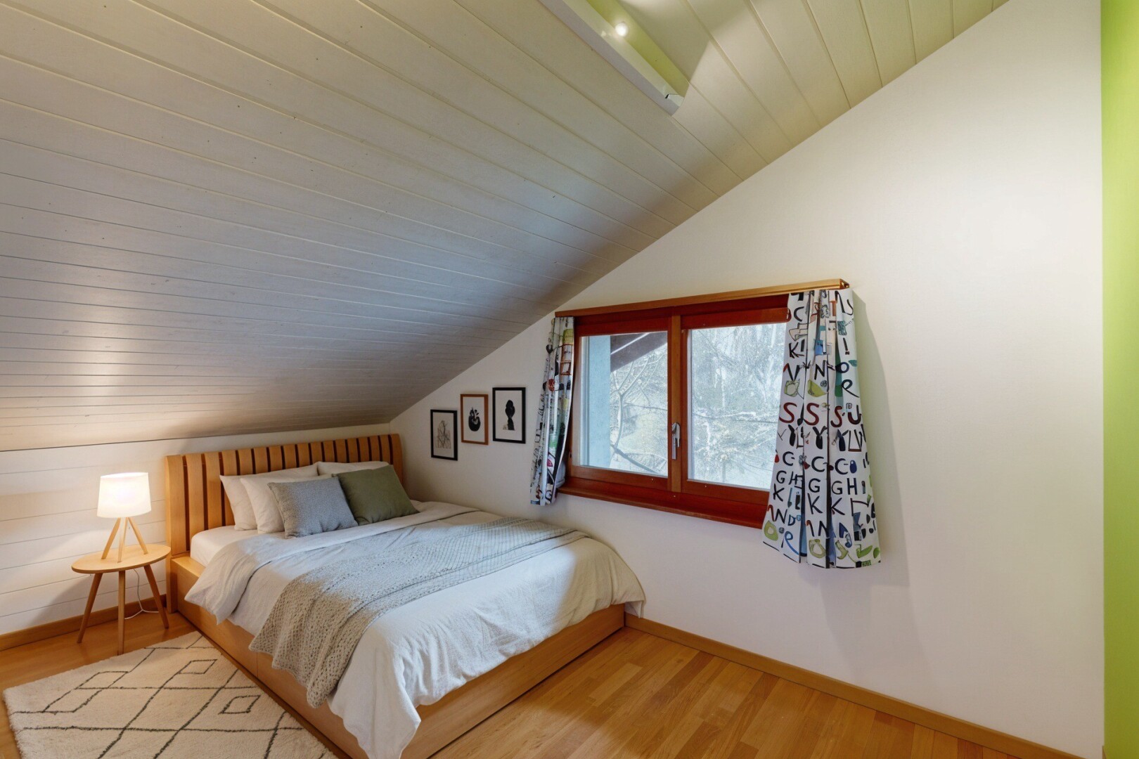 chambre avec radiateur, sol en finition bois, wood finish floor, plafond voûté, et vaulted ceiling