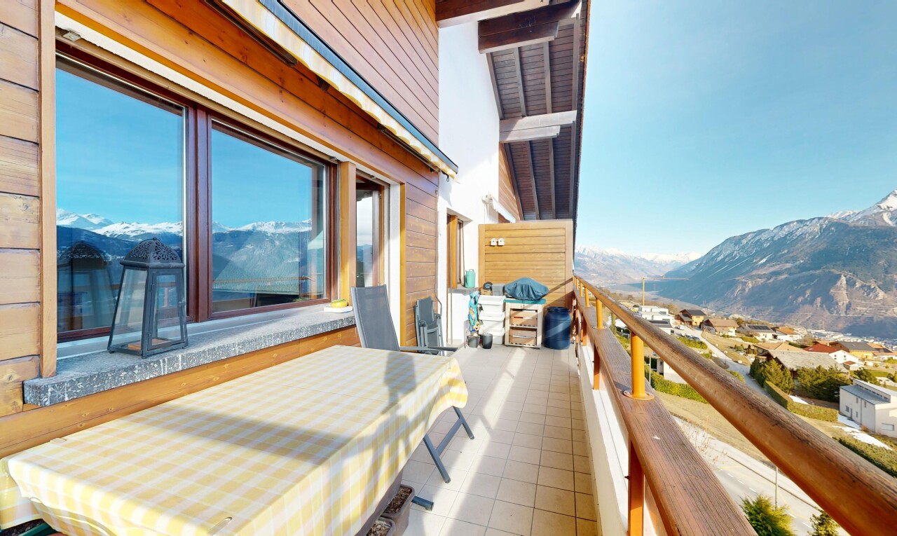 balcon avec vue sur la montagne, mountain view, day time, et balcon