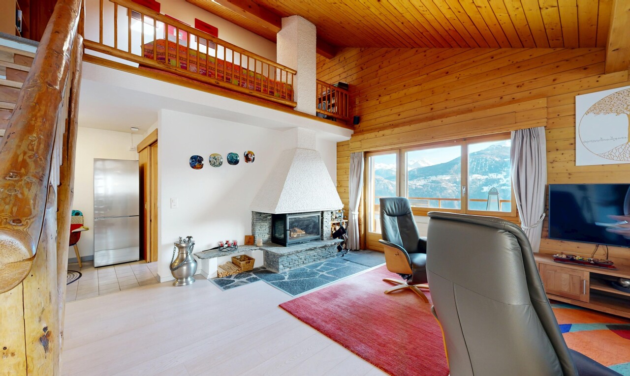 bureau avec plafond en bois, wood ceiling, plafond voûté, vaulted ceiling, et plafond haut
