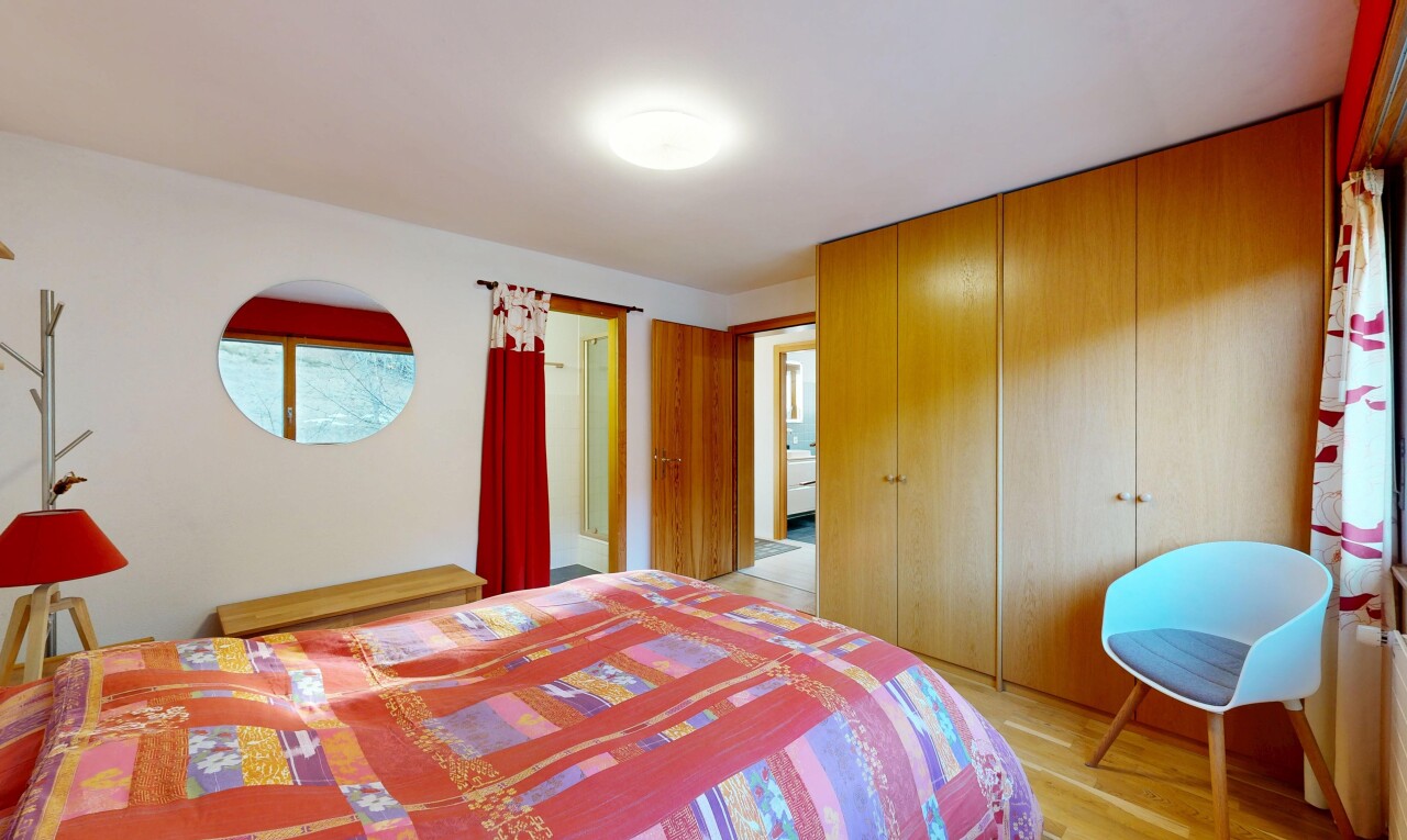 chambre avec placard, sol en finition bois, wood finish floor, inside property, et cloison sèche