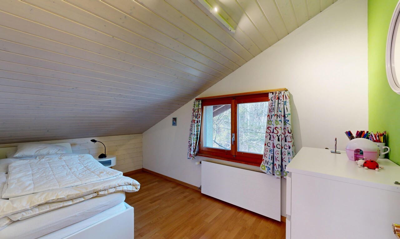 chambre avec radiateur, sol en finition bois, wood finish floor, plafond voûté, et vaulted ceiling