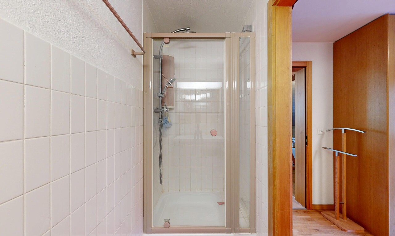 salle de bains avec douche, salle de bain complète, inside property, cloison sèche, et drywall