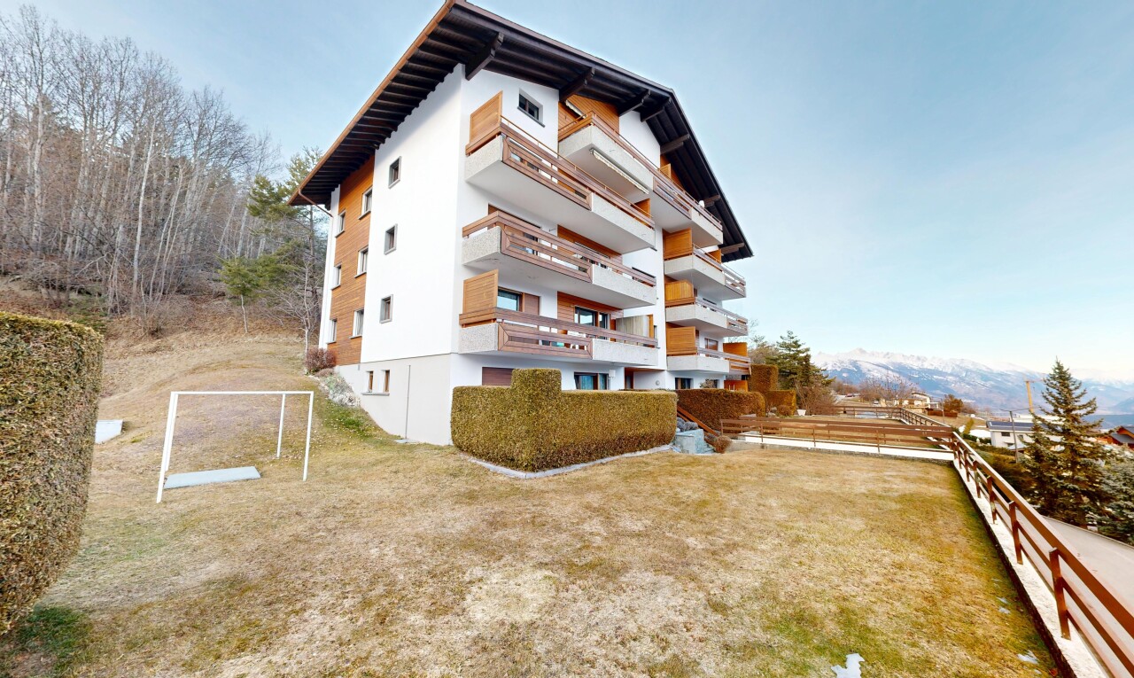 extérieur du bâtiment avec day time, vue sur le complexe d'appartements, et apartment complex view
