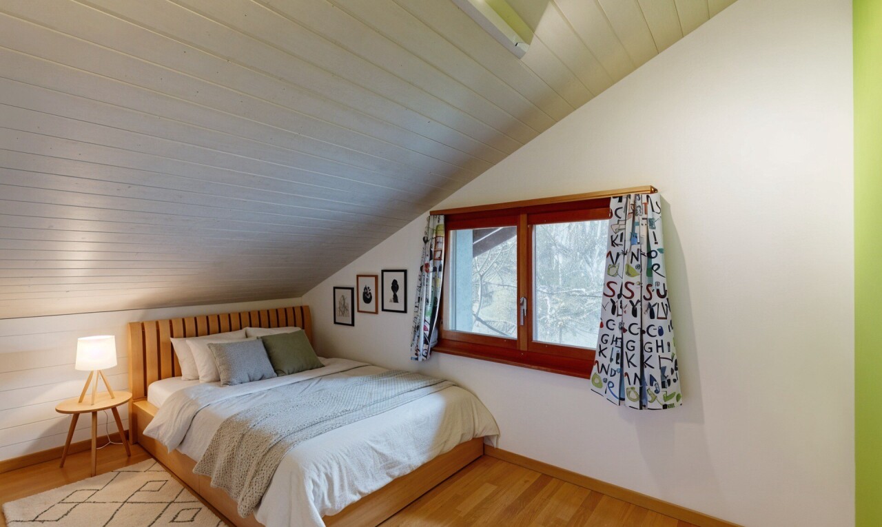 chambre avec radiateur, sol en finition bois, wood finish floor, plafond voûté, et vaulted ceiling