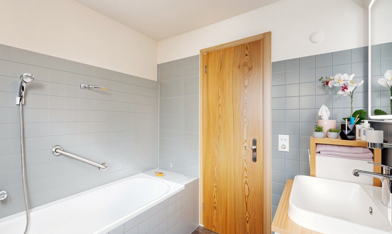 salle de bains avec bain, évier, lavabo (ou coiffeuse selon le contexte), mur en carrelage, et tile wall