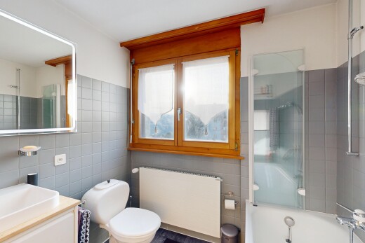 salle de bains avec salle de bain complète, radiateur, miroir, lavabo (ou coiffeuse selon le contexte), et tile wall