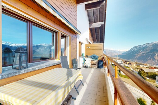 balcon avec vue sur la montagne, mountain view, day time, et balcon