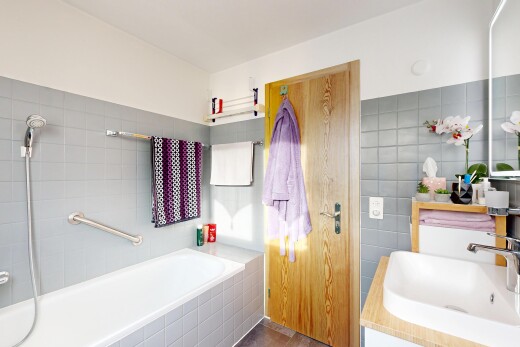 bad mit bad, waschbecken, schminktisch, fliesenwand, und tile wall