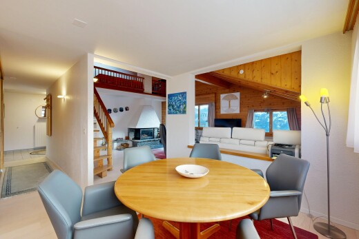 salle à manger avec cloison sèche, drywall, escaliers, inside property, et plafond voûté