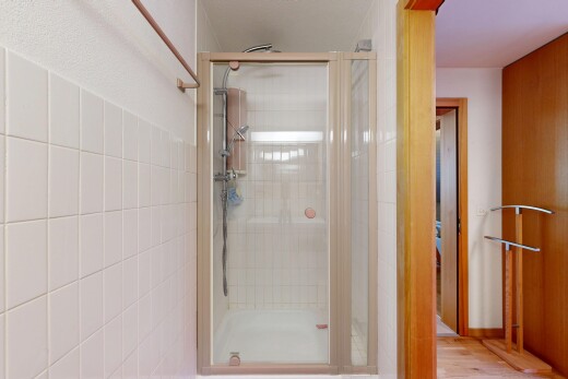 salle de bains avec douche, salle de bain complète, inside property, cloison sèche, et drywall