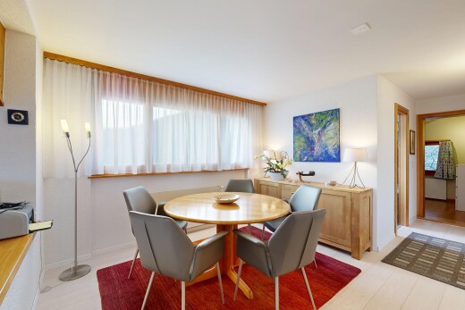 salle à manger avec virtually staged, cloison sèche, drywall, sol en finition bois, et wood finish floor