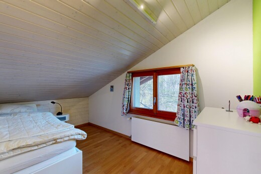 chambre avec radiateur, sol en finition bois, wood finish floor, plafond voûté, et vaulted ceiling