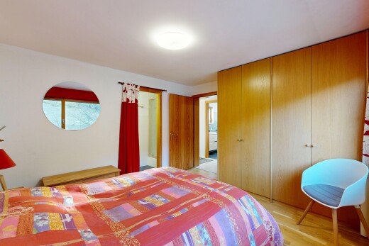 zimmer / schlafzimmer mit kleiderschrank, holzfußboden, wood finish floor, inside property, und gipskartonwand