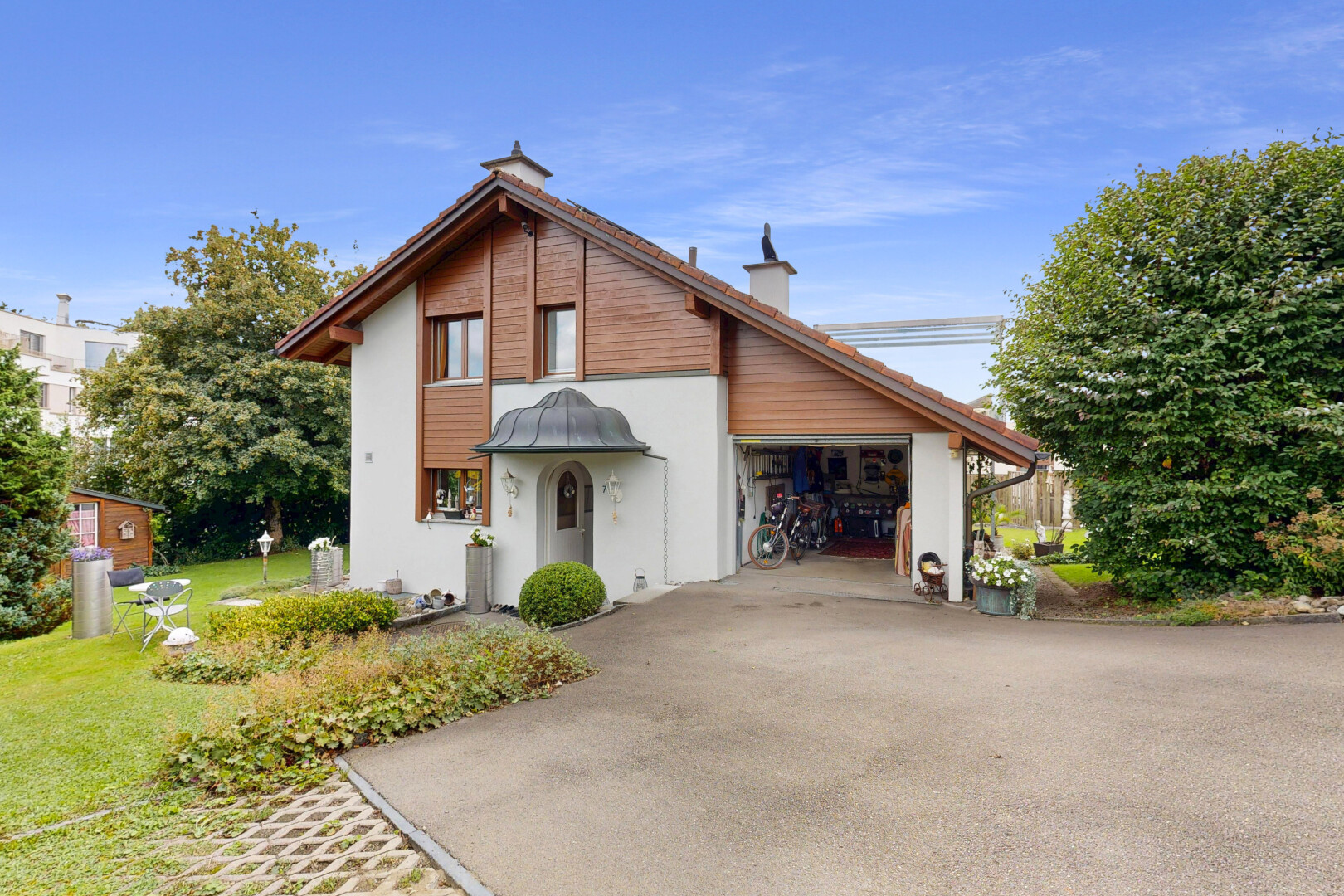außenansicht mit property visible, auffahrt, rasen, day time, und horizontale verkleidung