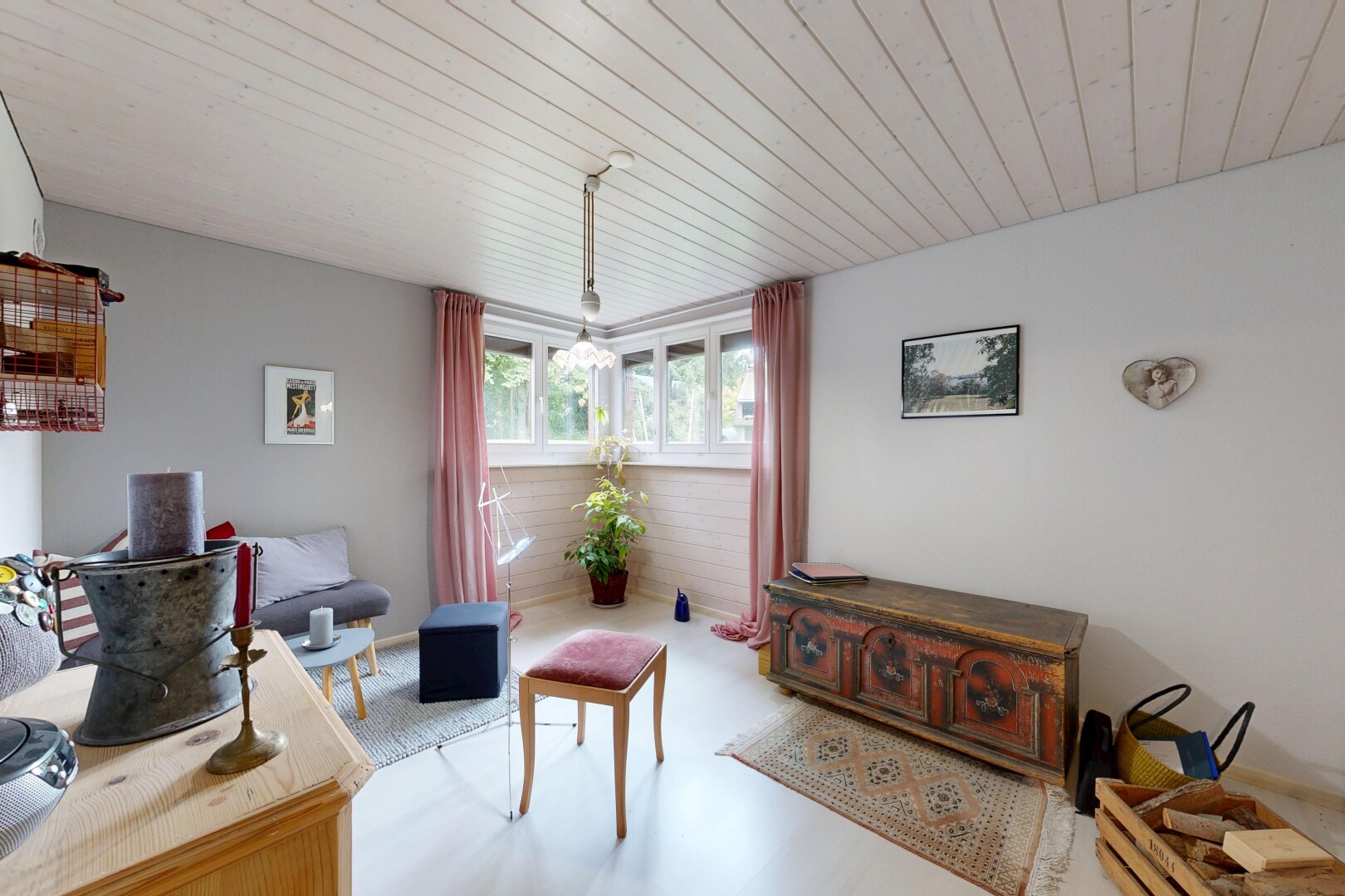 wohnzimmer mit inside property, drywall, gipskartonwand, natural light, und natürliches licht