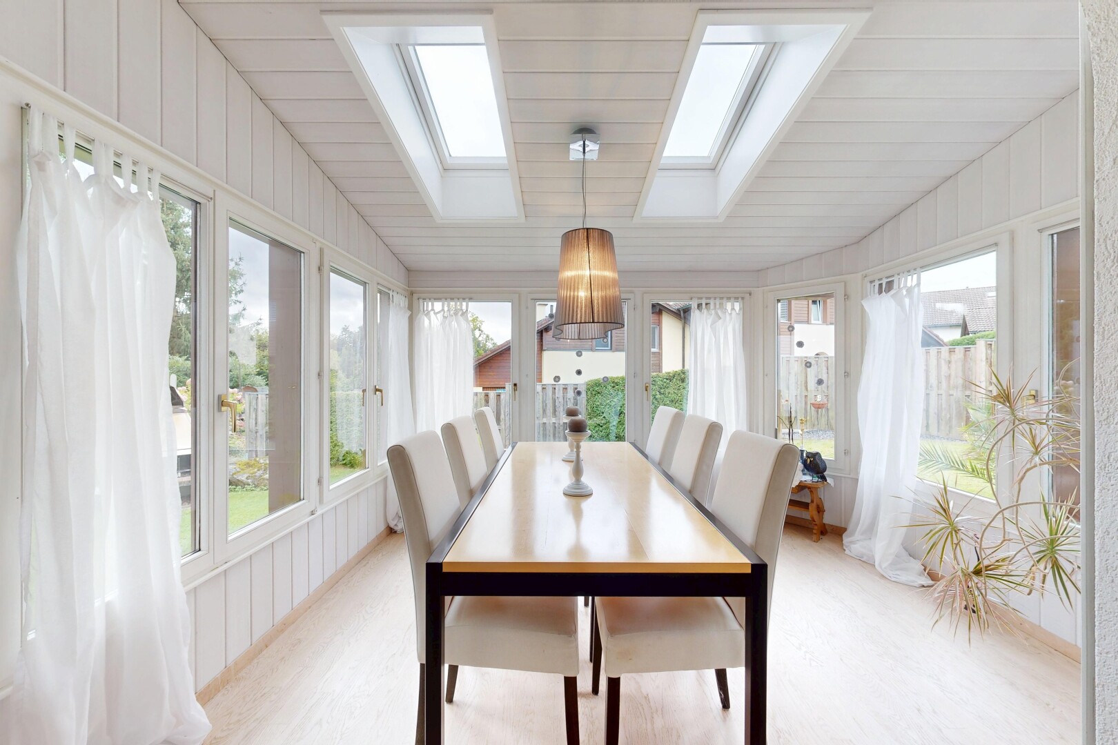 esszimmer mit inside property, natural light, natürliches licht, wood wall, und holzwand