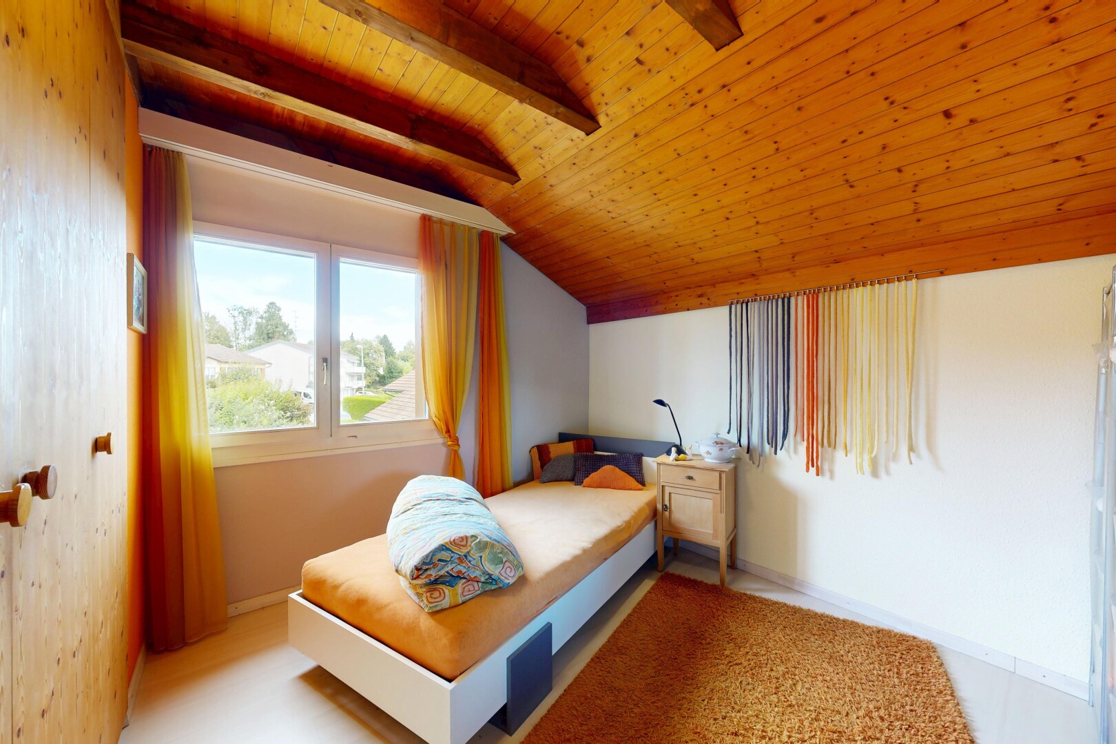 zimmer / schlafzimmer mit day time, vaulted ceiling, dachschräge, natural light, und natürliches licht