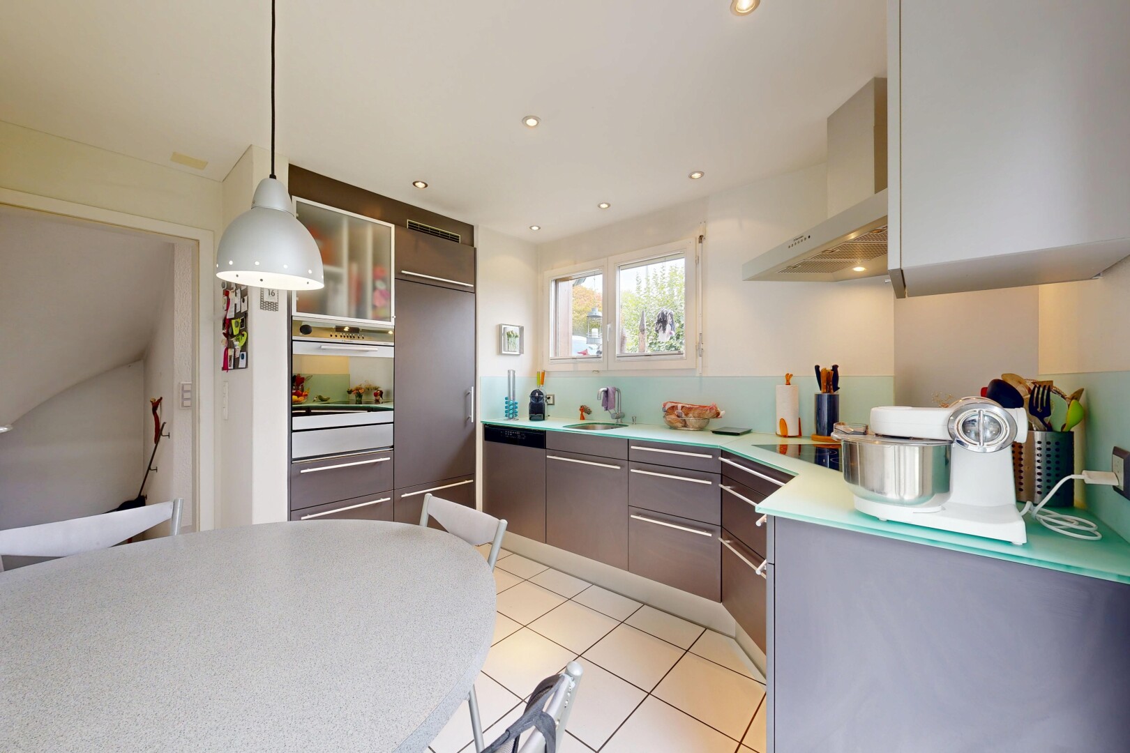 küche mit arbeitsplatten, pendelleuchte, dunstabzugshaube, natürliches licht, und natural light