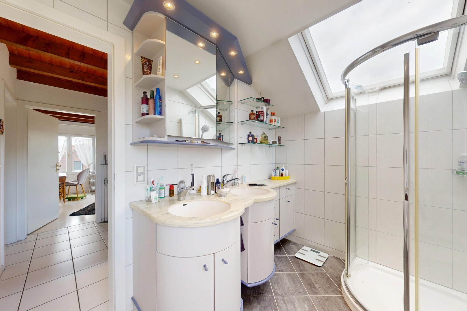 bad mit natural light, natürliches licht, tile wall, fliesenwand, und spiegel