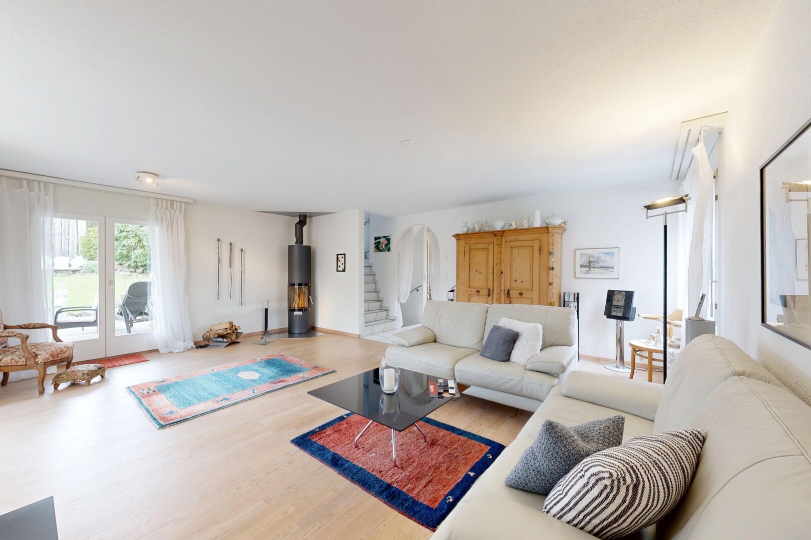 wohnzimmer mit natural light, natürliches licht, wood finish floor, holzfußboden, und inside property